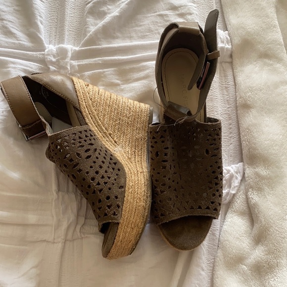 MARC FISHER WEDGE - Picture 1 of 2